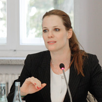 Portraitaufnahme von Dr. Florence Gaub, Senior Researcher am European Institute for Security Studies, Paris