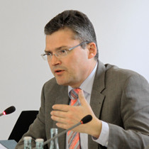 Portraitaufnahme von Roderich Kiesewetter, MdB und Obmann der CDU/CSU-Fraktion im Auswärtigen Aus-schuss