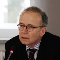 Porträtaufnahme von Tilman Mayer, Präsident der Deutschen Gesellschaft für Demographie, beim Vortrag