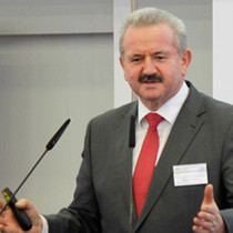 Der Präsident der Fraunhofer Gesellschaft, Reimund Neugebauer, beim Vortrag.