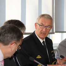 Vizeadmiral Manfred Nielson, rechts im Bild, im Gespräch mit BAKS-Präsident Heumann und BAKS-Vizepräsident Staigis