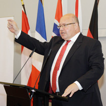 Portraitaufnahme von Kanzleramtsminister Peter Altmaier am Rednerpult bei der Ansprache zum Abschluss des Seminars für Sicherheitspolitik 2014