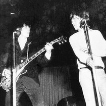Keith Richards (links) und Mick Jagger (rechts) von den „Rolling Stones“ auf der Bühne der City Hall in Brisbane, Australien, Januar 1965