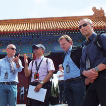 Teilnehmer des Seminars für Sicherheitspolitik 2014 auf Studienreise in Peking in der Verbotenen Stadt, zusammen mit einem lokalen Führer..