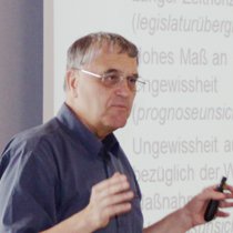 Die Portraitaufnahme zeigt Karlheinz Steinmüller bei seinem Vortrag.