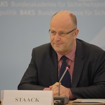 Professor Dr. Michael Staack von der Universität der Bundeswehr Hamburg in der Diskussion mit den Teilnehmern der Konferenz