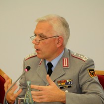 Oberst Olaf Rohde gestikulierend beim Vortrag in der BAKS