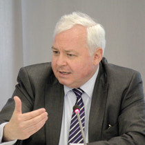Portraitaufnahme von Michael Rühle, Leiter des Referats Energieversorgungssicherheit der NATO