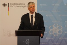Der Präsident der BAKS im dunklen Anzug steht an einem Rednerpult.