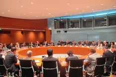 Teilnehmer des Seminars sitzen am runden Konferenztisch im Bundeskanzleramt Teilnehmer des Seminars sitzen am runden Konferenztisch im Bundeskanzleramt