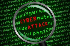 Eine Lupe vor einem Wirrwarr von grünen Buchstaben auf schwarzen Hintergrund. In roten Buchstaben ist &quot;Cyber-Attack&quot; zu lesen.