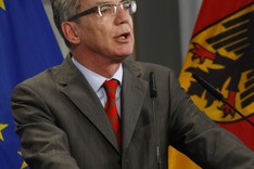 Verteidigungsminister Dr. Thomas de Maizière steht an einem Rednerpult