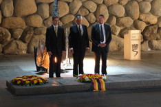 Beim Besuch des SP12 der Holocaust Gedänkstätte Jad Vashem wurde ein Kranz durch den Präsidenten der BAKS und eine Abordnung des SP 12 niedergelegt und im Stillen der Opfer gedacht.