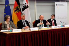 Staatssekretär Koschyk (mitte rechts) bei der Diskussionsrunde, die von Botschafter Hans-Dieter Heumann, Präsidenten der BAKS (mitte links) moderiert wurde.