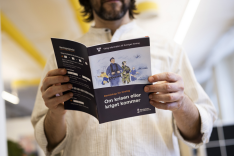 Ein Mann liest die schwedische Broschüre Preparedness for businesses: In case of crisis or war im schwedischen Original.