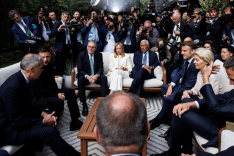ie Staats- und Regierungschefs und -chefinnen der G7 sprechen beim G7-Gipfel 2025 mit EU-Kommissionspräsidentin von der Leyen und dem Präsidenten des Europäischen Rates António Costa sowie NATO-Generalsekretär Mark Rutte.
