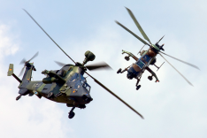 Zwei Kampfhubschrauber vom Typ Tiger fliegen nah beieinander; es handelt sich um einen Helikopter der französischen und der deutschen Streitkräfte.