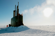 Ein U-Boot hat beim Auftauchen das Packeis des Nordpols durchbrochen.