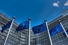 Vor dem Gebäude der Europäischen Kommission in Brüssel wehen Flaggen der EU.