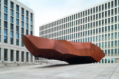 Das Bild zeigt die große aus Stahl hergestellte Plastik "Ohne Titel (Skulptur)", welche als Kunst am Bau zwischen den zentralen Törhäusern der BND-Zentrale in Berlin steht.
