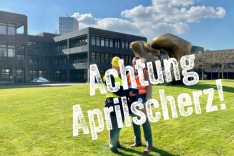 Schriftzug "Achtung Aprilscherz" über einem Foto