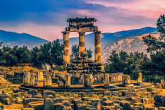 Pixabay / Walkerssk farblich verfremdetes Foto des antiken Ortes Delphi in Griechenland