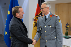 Verteidigungsminister Boris Pistorius und BAKS-Präsident Generalmajor Wolf-Jürgen Stahl reichen sich die Hände