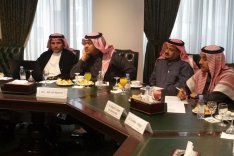 Vier Saudi-Arabische Gesprächspartner sitzen zur Diskussion mit dem Führungskräfteseminar an einem Tisch. 
