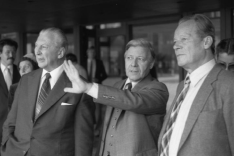 Altbundeskanzler Helmut Schmidt mit seinen Vorgängern Willy Brandt und Kurt-Georg Kiesinger 1979 im Park des Palais Schaumburg in Bonn.