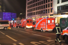 Andreas Trojak/flickr/CC BY 2.0 Der Anschlagsort auf dem Berliner Weihnachtsmarkt. Feuerwehr und Polizei im Einsatz