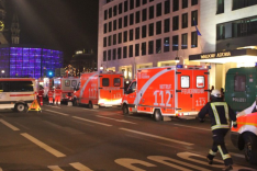 Der Anschlagsort auf dem Berliner Weihnachtsmarkt. Feuerwehr und Polizei im Einsatz