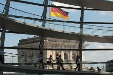 Reichstag mit Deutschlandfahne