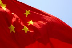 Flagge der Volksrepublik China, die im Wind weht.