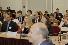 Das Plenum verfolgt interssiert die Diskussion Teilnehmerinnen und Teilnehmer des Seminars sitzen im Plenum