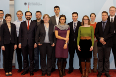 Mtiglieder des Arbeitskreises Junge Sicherheitspolitiker stehen vor einer Pressewand im Historischen Saal der BAKS.