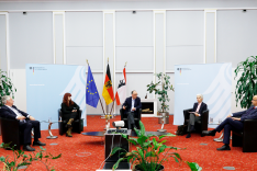 Auf dem Podium sitzen zwei Frauen und drei Männer und diskutieren über Sicherheitspolitik