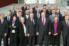 Gruppenbild des Seminars für Sicherheitspolitik 2015 mit Kanzleramtschef Bundesminister Peter Altmaier im Bundeskanzleramt