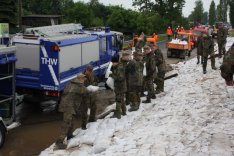 Gemeinsamer Einsatz von Bundeswehr und THW beim Hochwasser 2013 in Sachsen. Foto: Bundeswehr / Raymund Neu