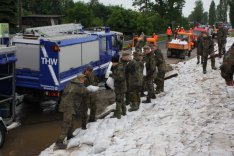 Foto: Bundeswehr / Raymund Neu Gemeinsamer Einsatz von Bundeswehr und THW beim Hochwasser 2013 in Sachsen. Foto: Bundeswehr / Raymund Neu