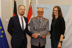 BAKS-Präsident Generalmajor Stahl, mittig stehend, schüttelt gleichzeitig jeweils die Hand von Tobias Lücke und der AKJS-Vorsitzenden Nadine Ogiolda, die beidseits neben ihm stehen.