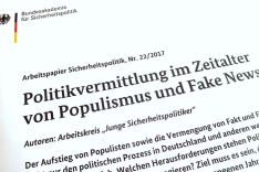 Das Foto zeigt die Bildwortmarke der BAKS und die Überschrift "Politikvermittlung im Zeitalter von Populismus und Fake News".