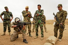 A German soldier is training Kurdish soldiers in the use of a German assault rifle in Northern Iraq.