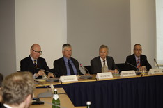Der Präsident des Amtes für den Militärischen Abschirmdienst, Ulrich Birkenheier (2. von rechts), erläutert das Aufgabenspektrum seiner Behörde Der Präsident des Amtes für den Militärischen Abschirmdienst, Ulrich Birkenheier (2. von rechts), erläutert das Aufgabenspektrum seiner Behörde