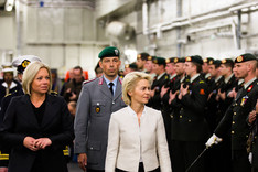 Bundesverteidigungsministerin Ursula von der Leyen schreitet gemeinsam mit ihrer niederländischen Amtskollegin Jeanine Hennis-Plasschaert auf einem Schiff eine Reihe von Marinesoldaten ab.