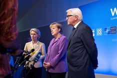 Bundeskanzlerin Angela Merkel mit Ursula von der Leyen, Bundesministerin der Verteidigung (l.) und Frank-Walter Steinmeier, Bundesminister des Auswärtigen, bei einem Pressestatement auf dem Nato-Gipfel 2014 in Wales.
