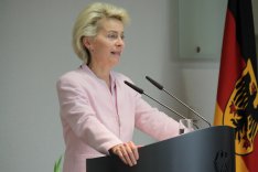 Von der Leyen am Rednerpult