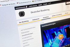 Foto eines Monitors, auf dem die Website des Deutschen Bundestages zu sehen ist