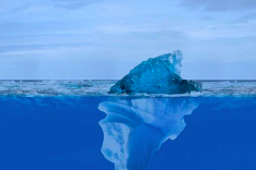 Pixabay Bild eines Eisbergs im Wasser: über dem Wasser ist ein kleiner Teil zusehen und unter dem Wasser befindet sich ein viel größerer Teil
