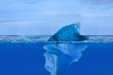 Bild eines Eisbergs im Wasser: über dem Wasser ist ein kleiner Teil zusehen und unter dem Wasser  befindet sich ein viel größerer Teil