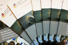 Ansicht von mehreren Konferenzbänden "Deutsches Forum Sicherheitspolitik 2014"